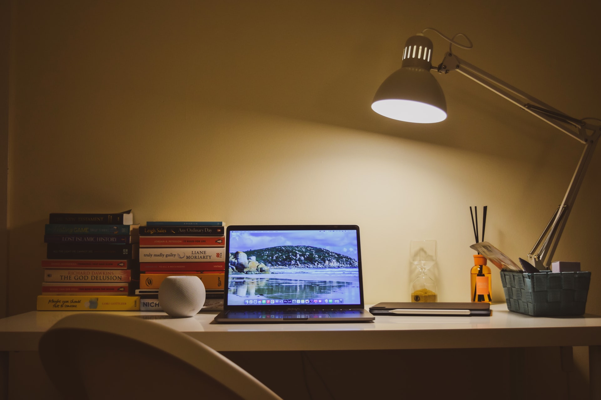 lampka i biurko z laptopem